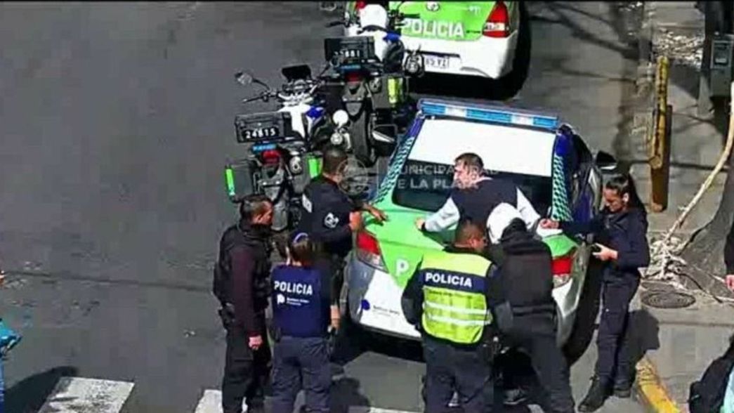 VIDEO: Robó en el Frávega de calle 8, se escondió atrás de un auto y lo encontraron