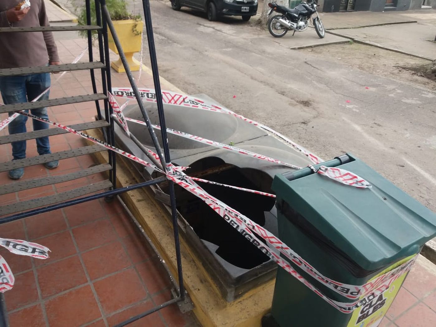 El acrílico sobre el piso que terminó cediendo y produjo la caída del sepulturero.