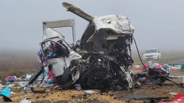 tragedia en la ruta: un joven murio en el terrible choque entre un camion y una combi