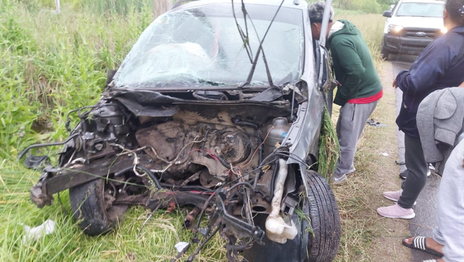 Un joven perdió el control en Abasto, chocó contra un poste y destruyó su auto Un joven perdió el control en Abasto, chocó contra un poste y destruyó su auto