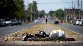 los vecinos denuncian que cada vez hay mas basura en las calles de la plata los vecinos denuncian que cada vez hay mas basura en las calles de la plata