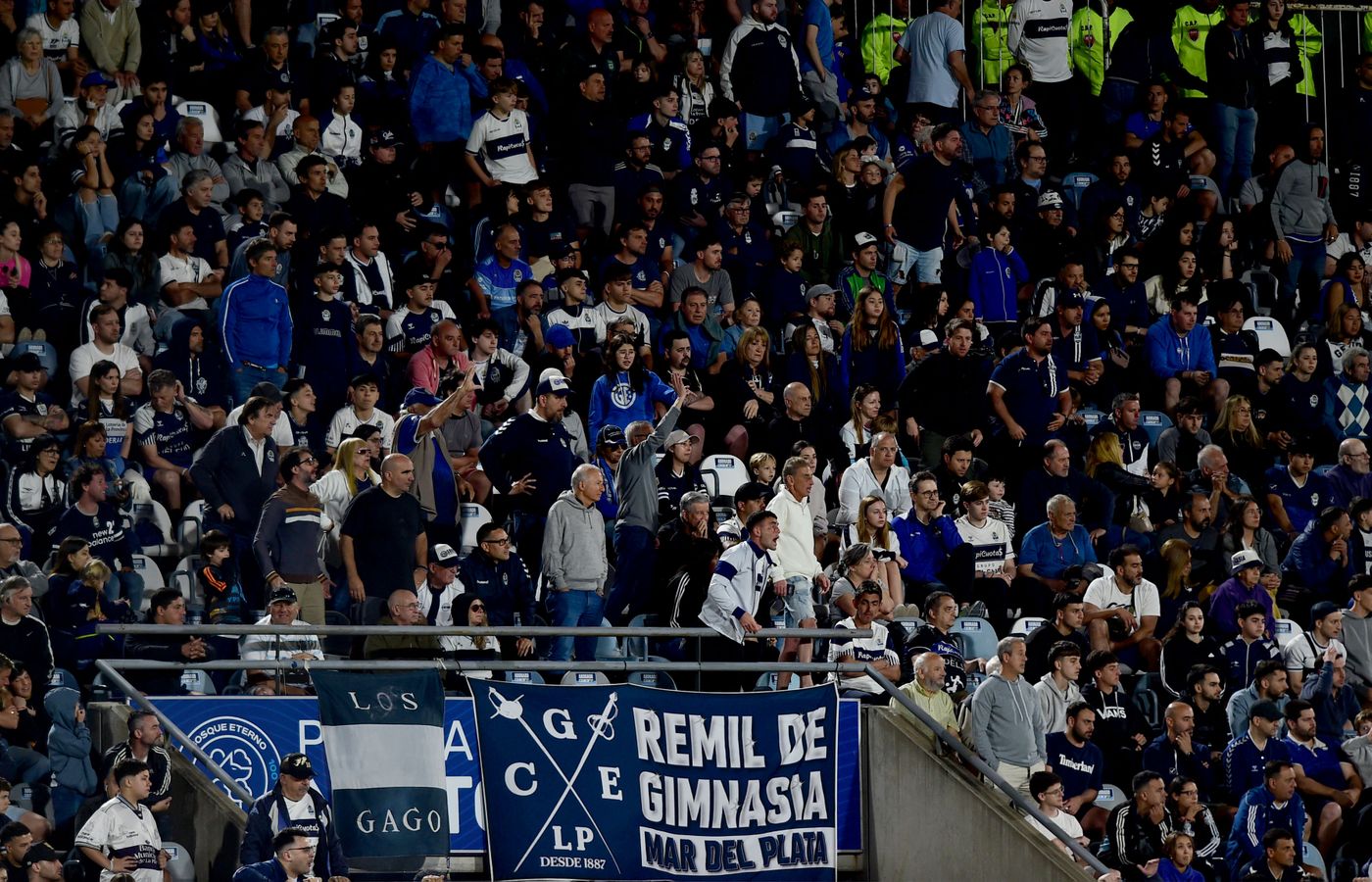 Gimnasia Godoy Cruz Hinchada Platea Néstor Basile.jpg