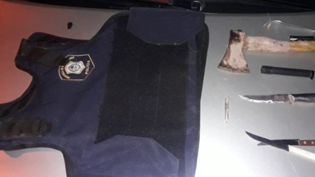 evadieron un control, los persiguieron y cayeron con armas y un chaleco de policia robado