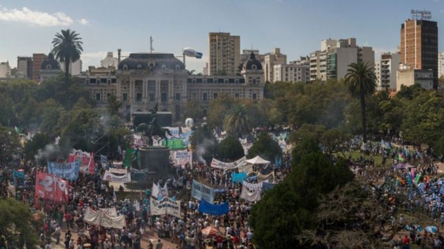 contra el presupuesto provincial, empieza el acampe de los estatales frente a gobernacion