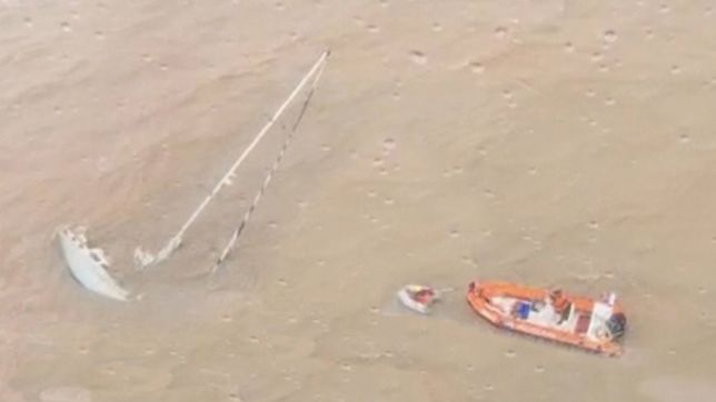 alerta en el rio de la plata: rescataron a dos tripulantes de un velero que se hundia