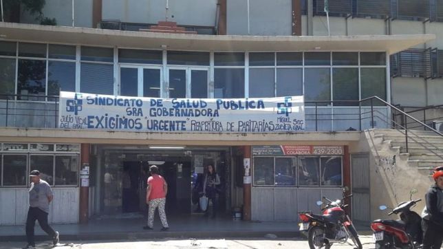 se metio en el hospital san martin, rompio una puerta a piedrazos y termino detenido