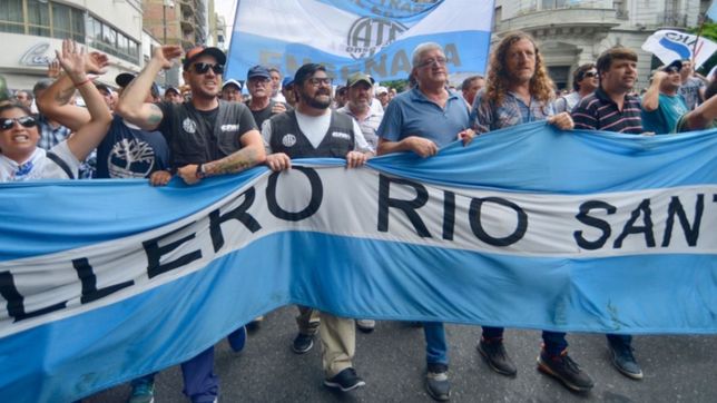 trabajadores del astillero marcharon a la plata para reclamar aumentos salariales