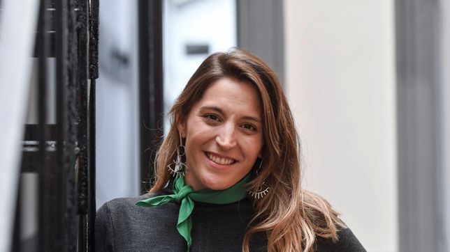 manuela castaneira llega a la plata para lanzar su campana con un almuerzo de candidatos