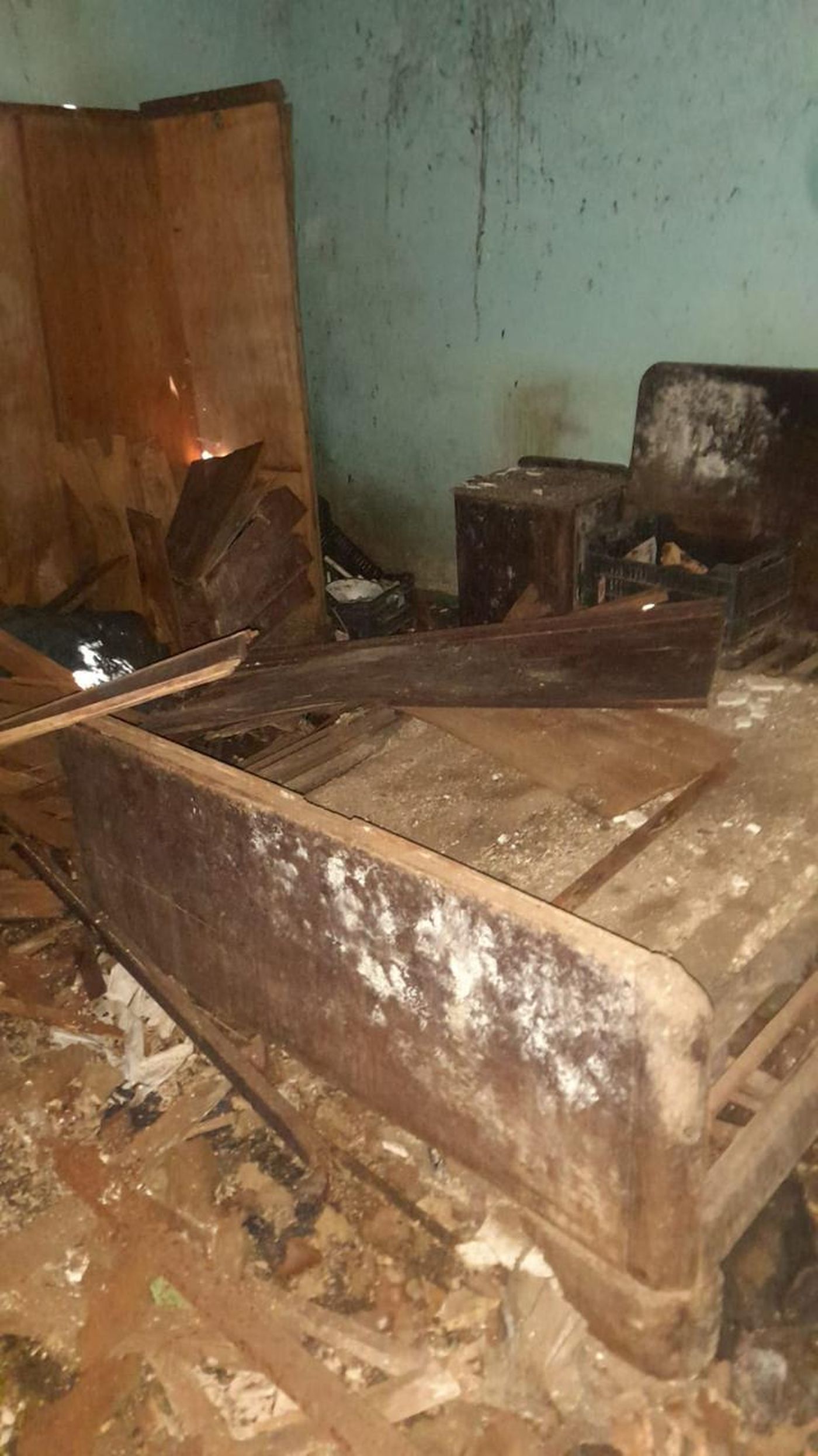 Los efectivos de la Policía se encontraron con la casa en estas condiciones cuando acudieron al lugar por la denuncia de los vecinos de Berisso.
