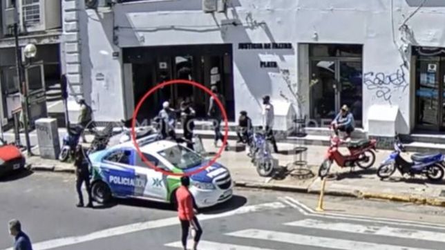 video: quiso retirar con una licencia trucha la moto que le habian secuestrado en la plata