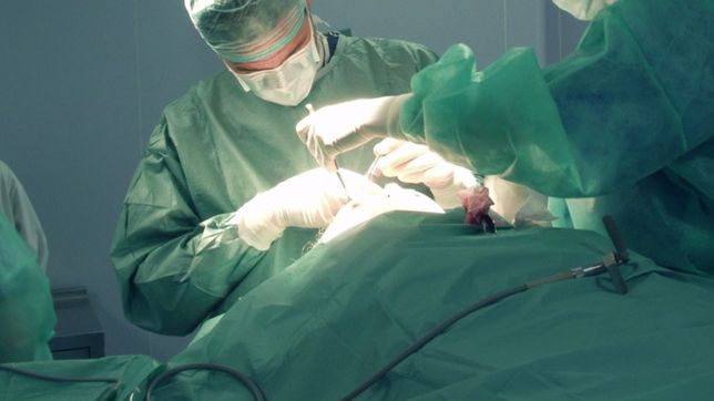 medicos de la plata salvaron a un hombre con aneurisma usando el banco de protesis