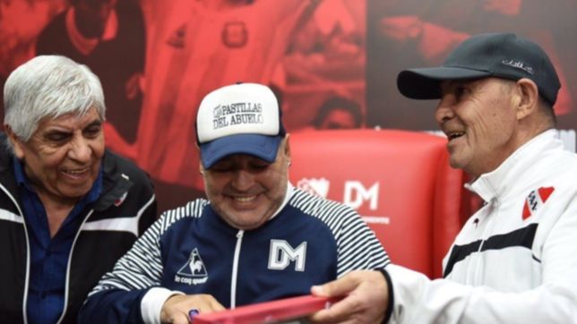 gimnasia - independiente: asi fue el recibimiento a maradona