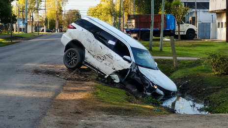 Robaron una Toyota Hilux en La Plata y terminaron en una zanja tras una persecución policial Robaron una Toyota Hilux en La Plata y terminaron en una zanja tras una persecución policial