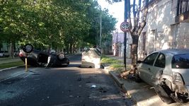 se subio a la vereda, choco un auto estacionado y termino volcando en plena avenida se subio a la vereda, choco un auto estacionado y termino volcando en plena avenida