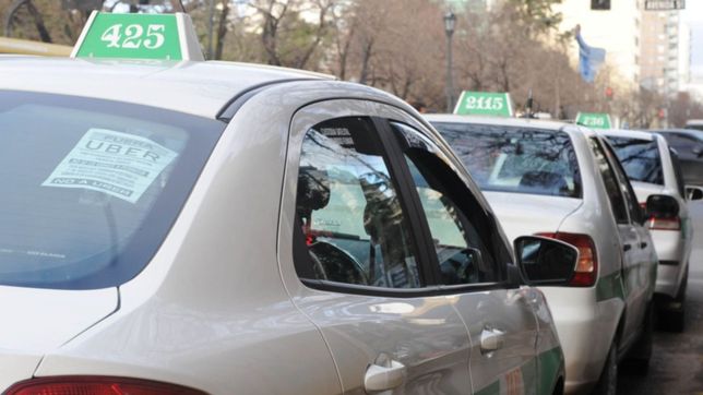 video: la impunidad de los taxistas de la doble fila a la vuelta de la terminal