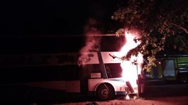 robaron e incendiaron un micro de larga distancia robaron e incendiaron un micro de larga distancia