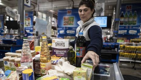 Los empleados de comercio tendrán un aumento salarial de 27% en tres cuotas