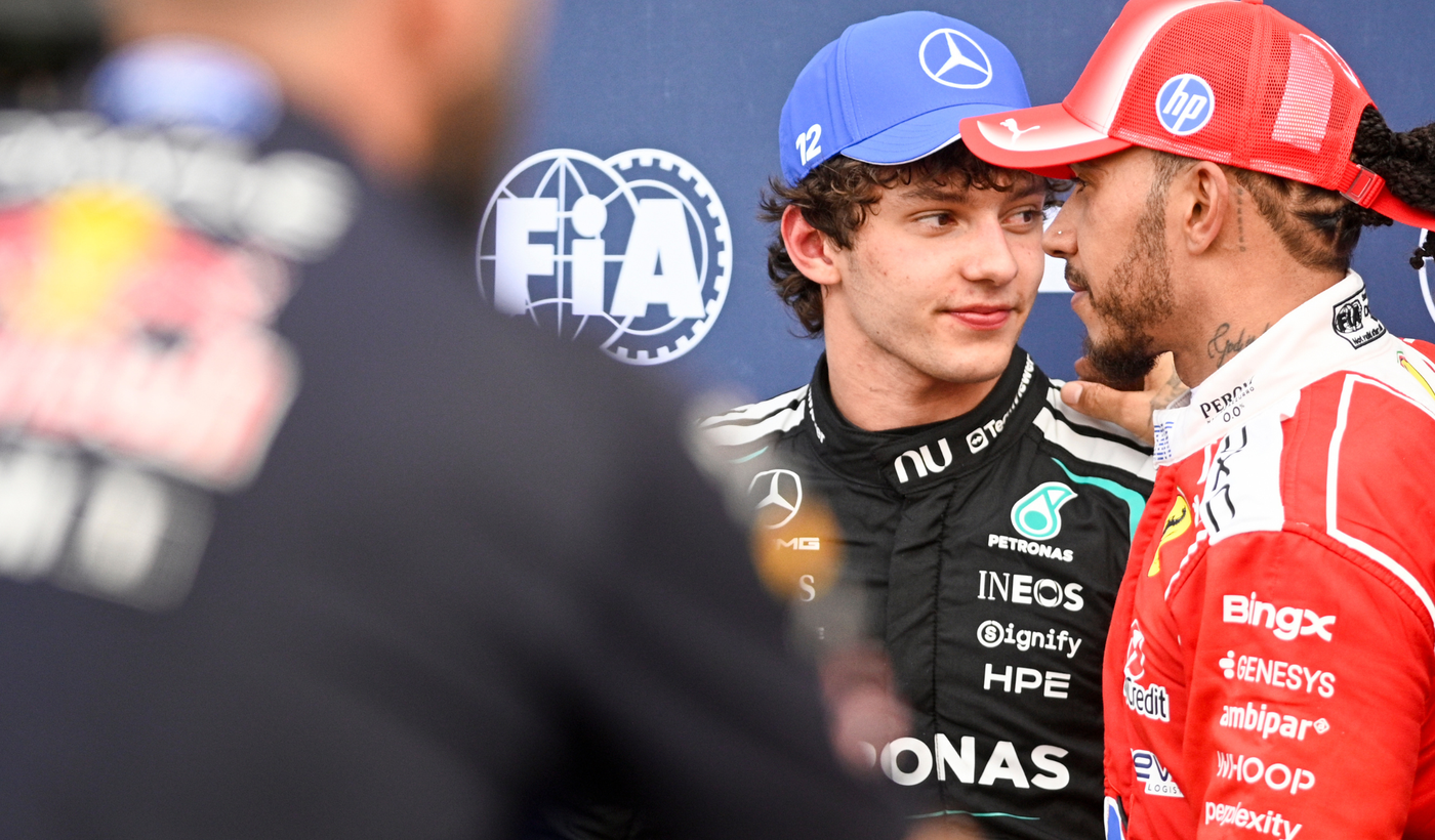 Kimi Antonelli gan&oacute; la pole posici&oacute;n en M&oacute;naco y fue saludado por Lewis Hamilton