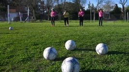 futbol, mujeres y una red barrial: arturo segui funda el primer club femenino de la plata