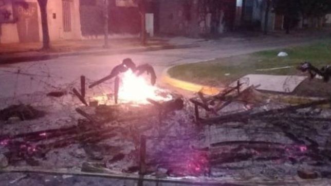 esperaron a la madrugada y les quemaron el muneco a un grupo de chicos