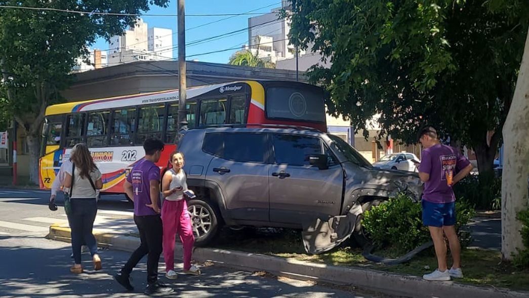 Impactante choque entre un micro y una camioneta que terminó arriba de la rambla