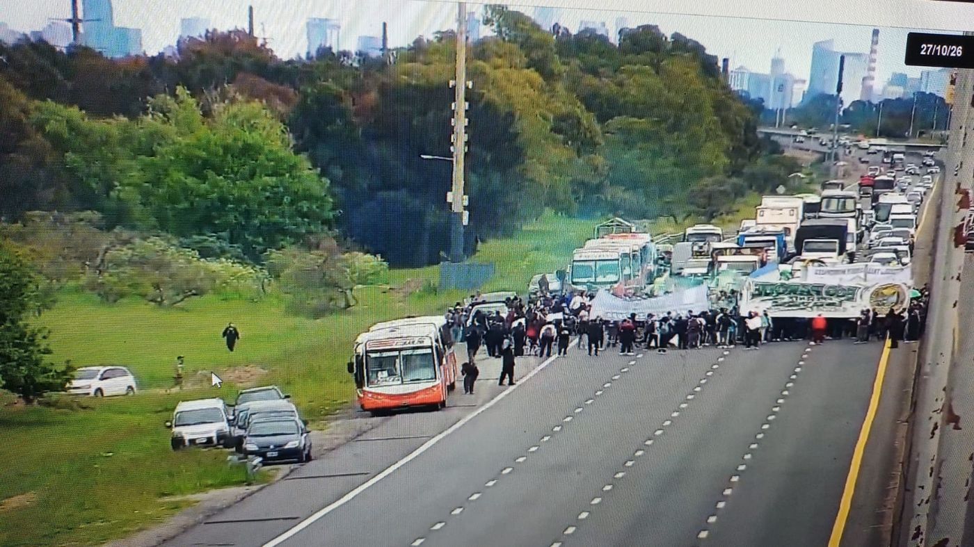 El corte en la Autopista La Plata-Buenos Aires desde una cámara de seguridad