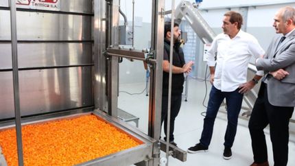 Garro visitó la planta de alimentos de la UNLP y distribuirá sus productos en comedores