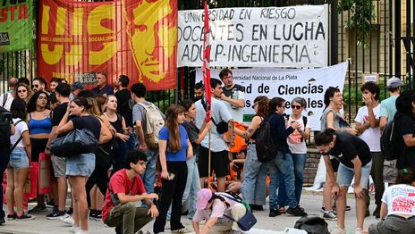 Fuerte convocatoria en la radio abierta frente al Rectorado por el segundo día de paro en la UNLP