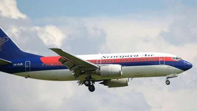 desaparecio un avion con 59 personas a bordo tras despegar de indonesia