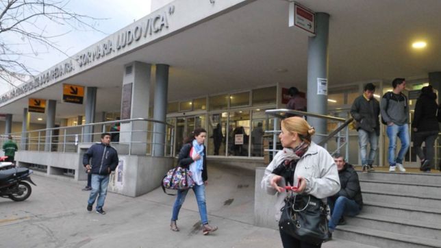 video: dos hombres se robaron un ecografo del hospital de ninos y quedaron filmados