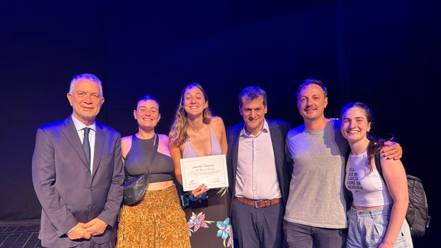 una funcionaria de la plata fue distinguida por tener uno de los mejores promedios en la unlp