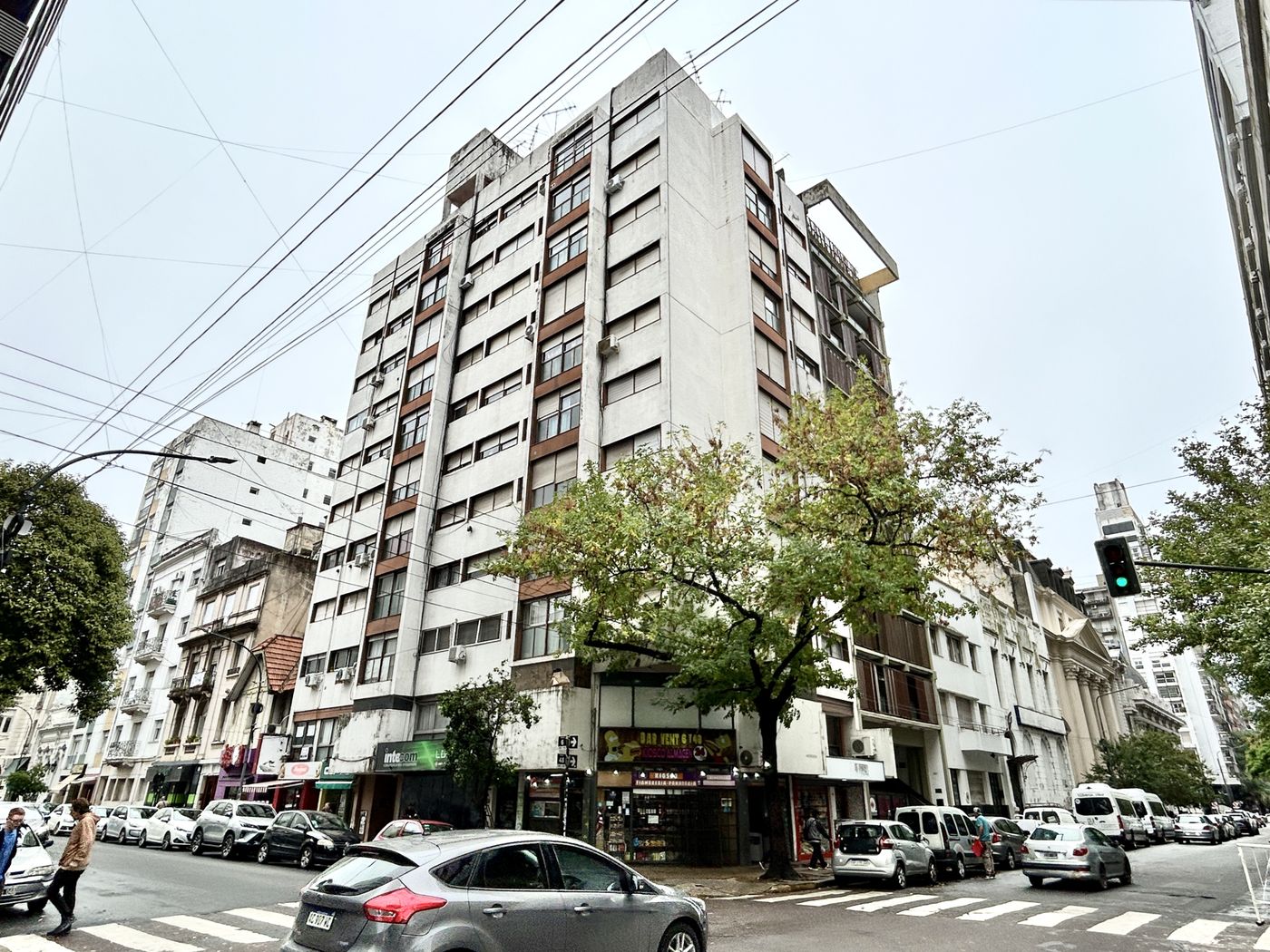 6 y 48 departamento adorni