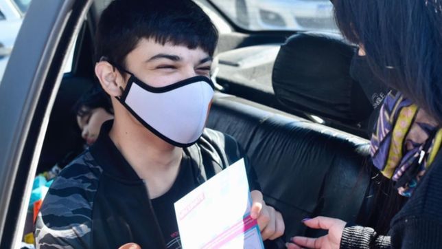 el dia mas feliz de mateo: el adolescente con paralisis cerebral recibio la primera dosis