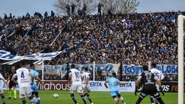 la tribuna de gimnasia exploto de gente y el partido tuvo que ser interrumpido