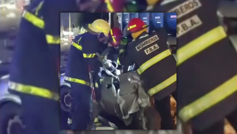 Fuerte choque en la avenida 44: bomberos rescataron a una persona atrapada y hay cuatro heridos Fuerte choque en la avenida 44: bomberos rescataron a una persona atrapada y hay cuatro heridos