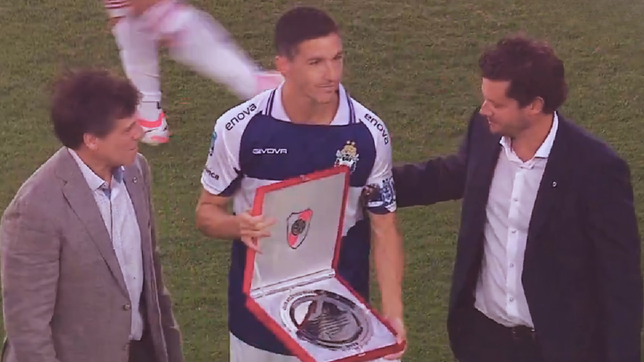 el emotivo homenaje que river le hizo a nacho fernandez en su regreso al monumental