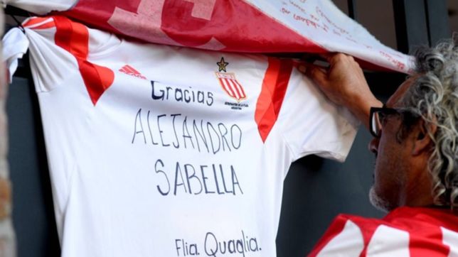 los hinchas de estudiantes fueron a la casa de sabella para darle el ultimo adios