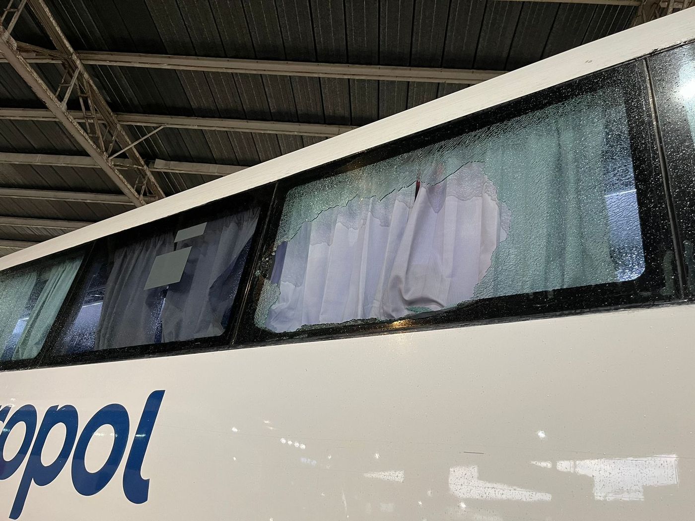 Micro atacado a piedrazos en la Autopista