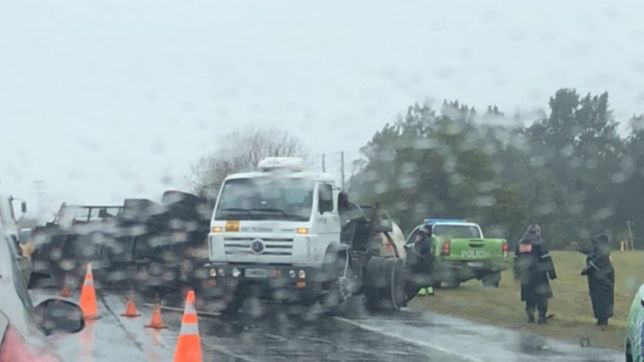 un camion cisterna volco y complico el transito de la ruta 2 sentido a mar del plata