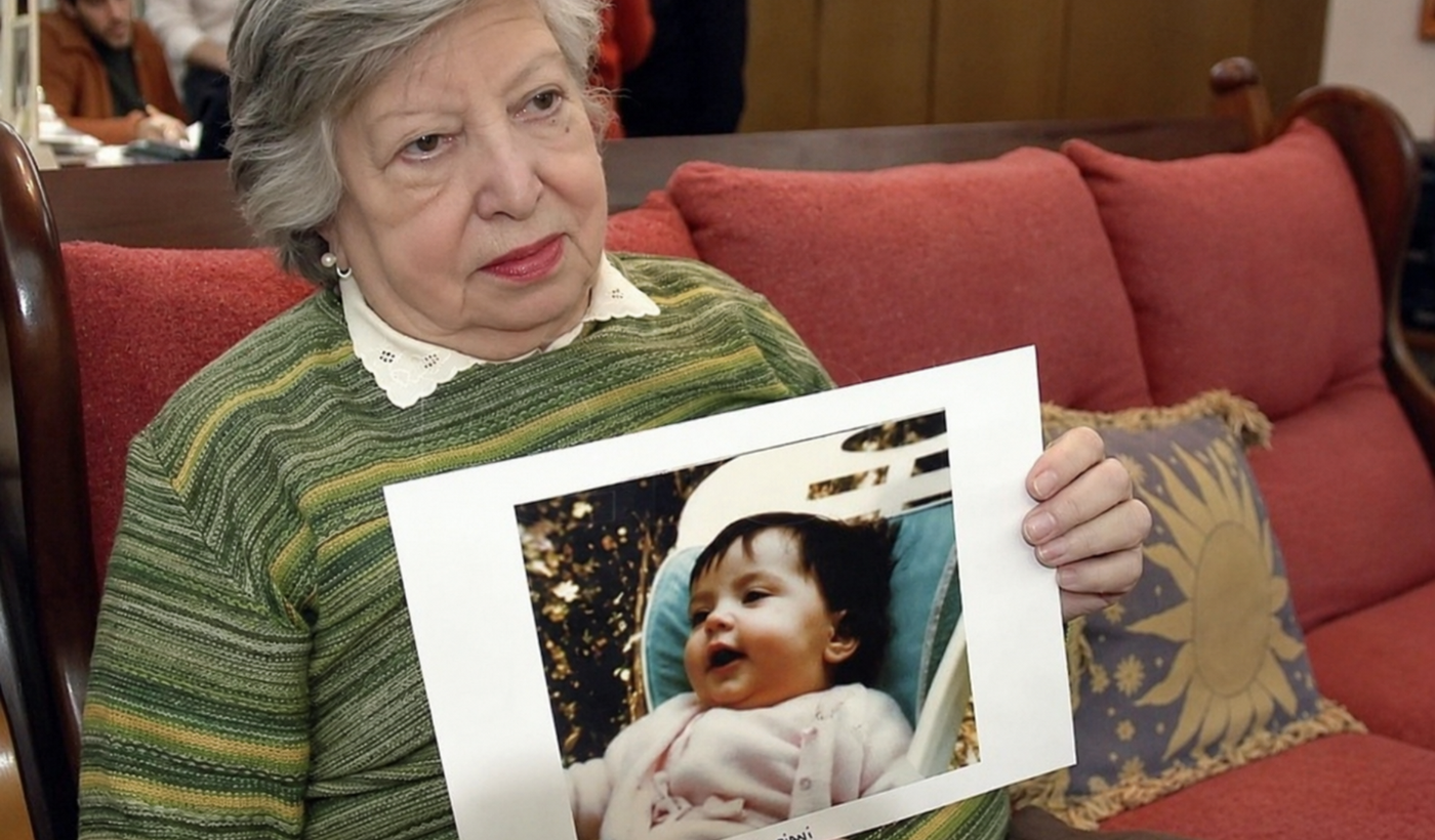 Chicha Mariani con foto de Clara Anahí (2)