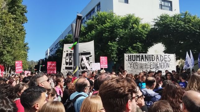 emotivo abrazo de estudiantes y docentes a las facultades de psicologia y humanidades