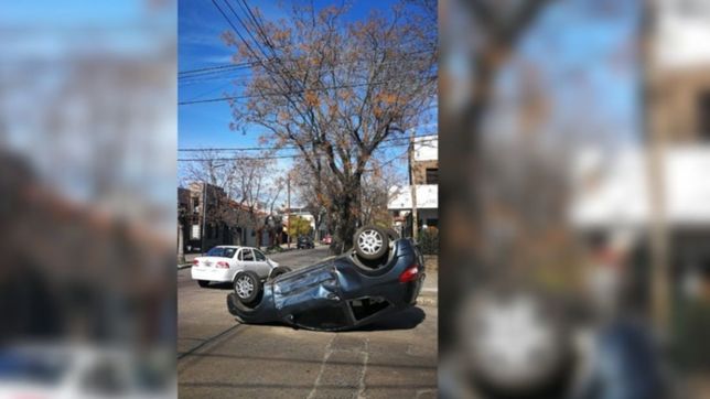 choque, vuelco y milagro en la plata: una mujer apenas sufrio unos cortes en un grave accidente