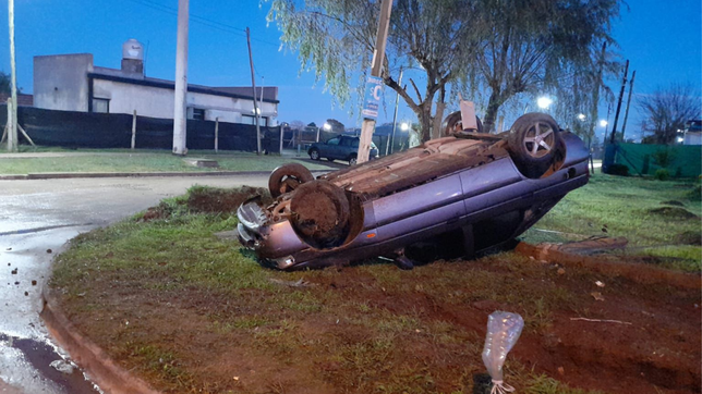un joven de 23 anos perdio el control de su auto en berisso y termino en el hospital