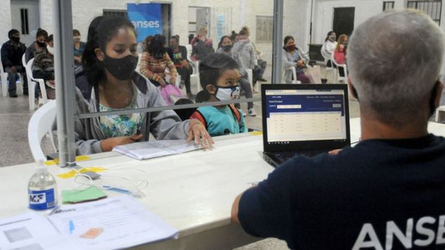 ¿a quienes alcanza el nuevo salario familiar complementario de anses y como se cobra?