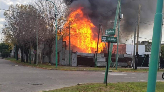 el fuego destruyo por completo una casa en pleno centro de ensenada