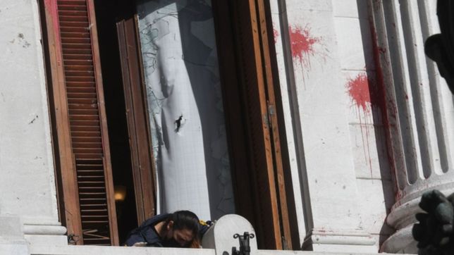 cristina mostro los destrozos de su despacho y alberto le prometio investigar