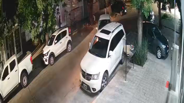 un chofer de uber choco una camioneta estacionada en la plata y dio positivo en alcoholemia