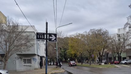 Vecinos de La Plata piden soluciones por un desborde cloacal que lleva más de un mes