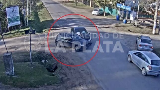 video: dos autos protagonizaron un insolito accidente de transito en avenida 7