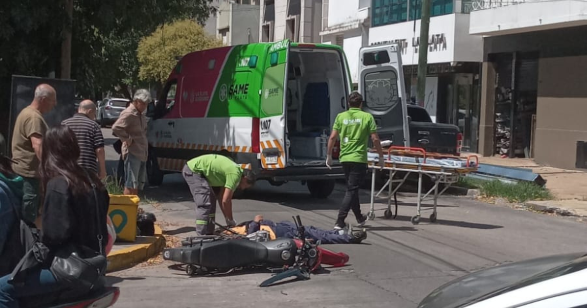 Un repartidor de La Plata terminó herido tras ser embestido por un auto
